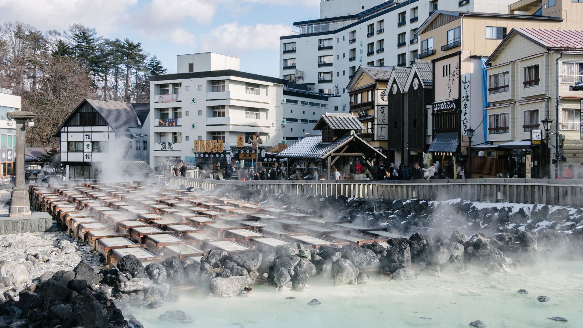 Le Yubatake à Kusatsu Onsen, avec de la vapeur qui s'élève de la source d'eau chaude.